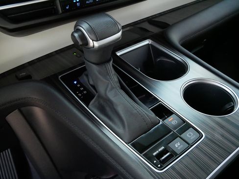 Certified 2024 Toyota Sienna Platinum image 24