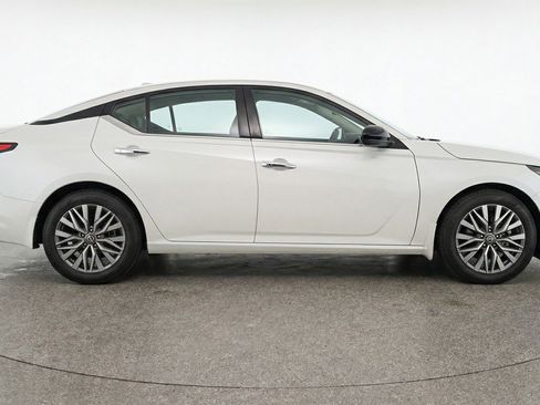 Used 2025 Nissan Altima 2.5 SV image 11