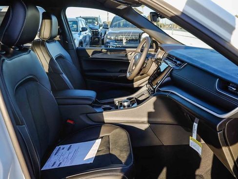 New 2025 Jeep Grand Cherokee L Laredo image 17