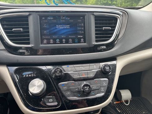 Used 2020 Chrysler Pacifica Touring-L FWD image 11