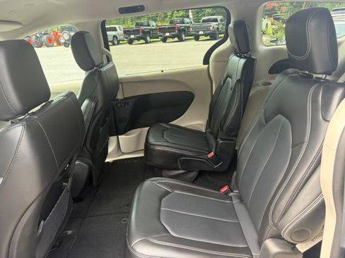 Used 2024 Chrysler Pacifica Touring-L FWD image 14