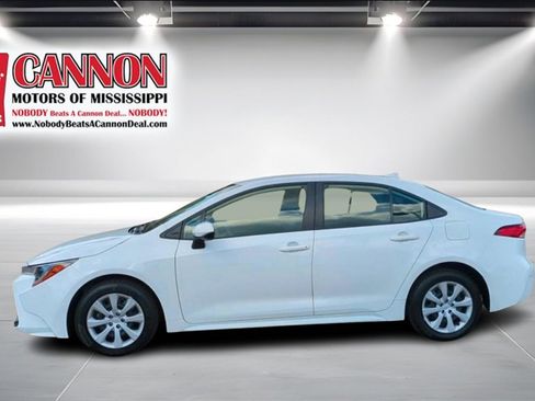 Used 2023 Toyota Corolla LE image 2