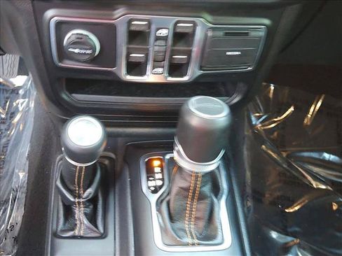Used 2022 Jeep Gladiator Overland AWD/4WD image 16
