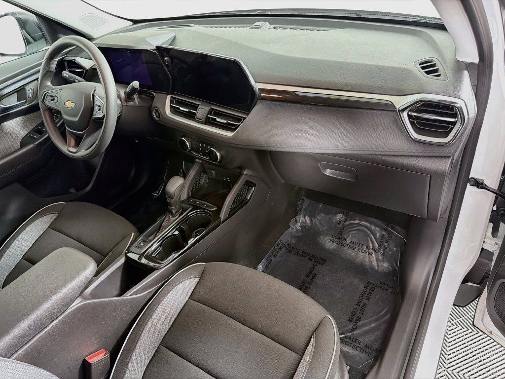 Used 2025 Chevrolet TrailBlazer LS w/ LS Convenience Package FWD image 27
