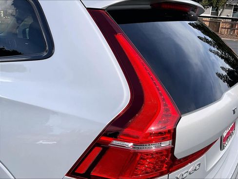 Used 2025 Volvo XC60 B5 Core image 31