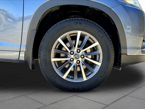 Used 2017 Toyota Highlander XLE AWD/4WD image 11