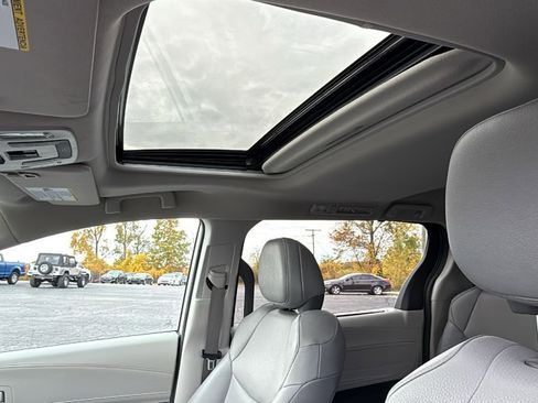 Used 2024 Toyota Sienna XLE image 28