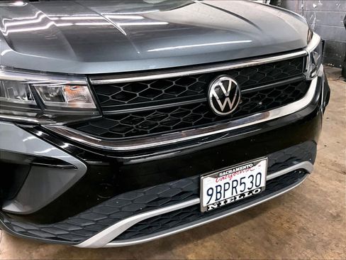 Used 2022 Volkswagen Taos SE w/ Panoramic Sunroof Package image 32