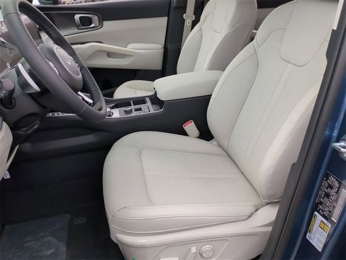 Certified 2025 Kia Sorento EX image 18