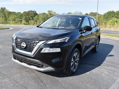 Used 2023 Nissan Rogue SV image 2