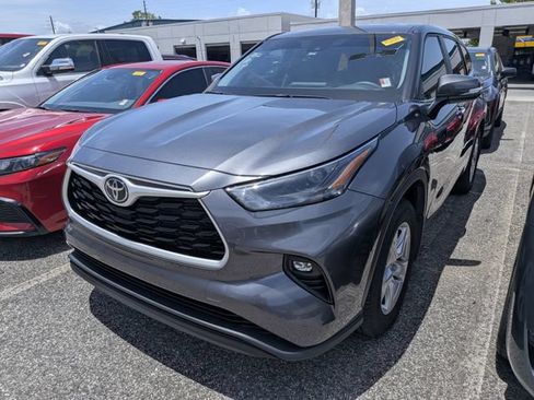 Certified 2025 Toyota Highlander LE FWD image 2