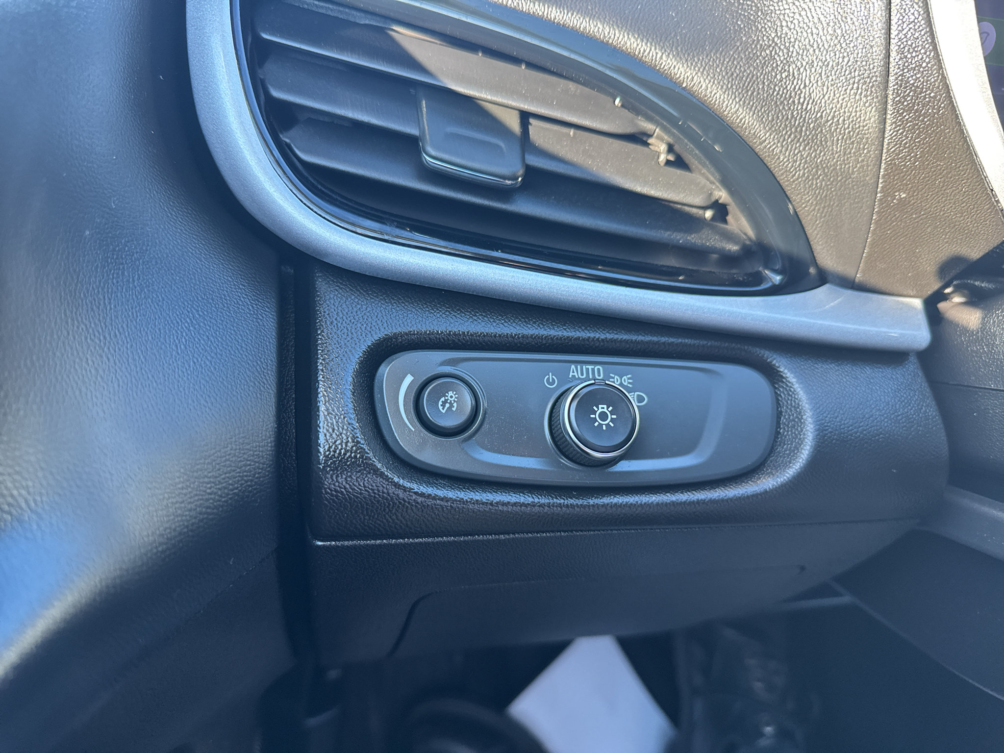 Used 2019 Chevrolet Volt LT w/ Comfort Package FWD image 15