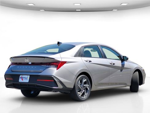 New 2025 Hyundai Elantra SEL image 8