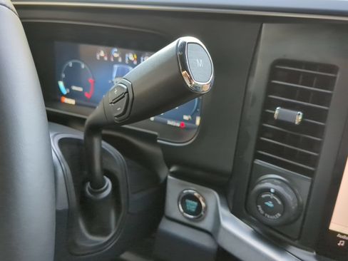 Certified 2025 Ford F250 Platinum w/ FX4 Off-Road Package AWD/4WD image 65