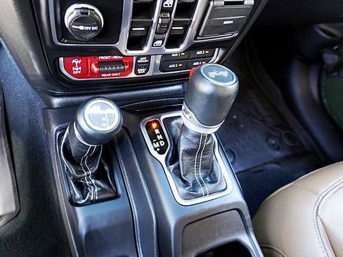 Used 2022 Jeep Wrangler Unlimited Rubicon w/ LED Lighting Group AWD/4WD image 34