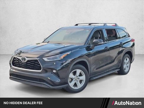 Used 2021 Toyota Highlander LE FWD image 1