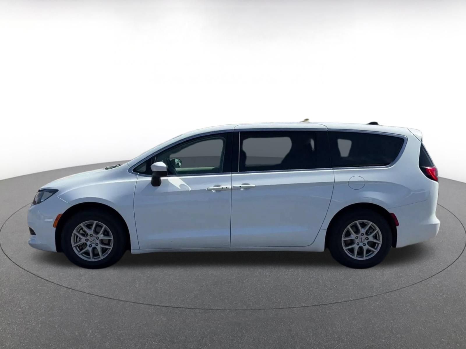 Used 2023 Chrysler Voyager LX FWD image 8