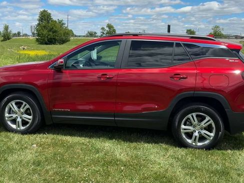 Used 2022 GMC Terrain SLE w/ Driver Convenience Package FWD image 4