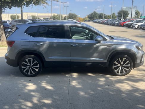 Certified 2024 Volkswagen Taos SE w/ Panoramic Sunroof Package image 11