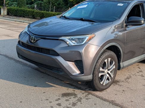 Used 2017 Toyota RAV4 LE FWD image 10