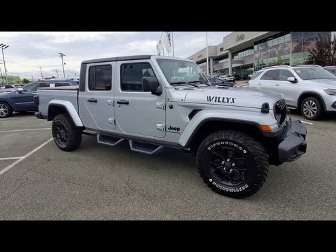 Used 2024 Jeep Gladiator Sport AWD/4WD image 2