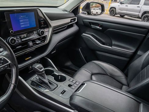 Used 2023 Toyota Highlander XLE image 16