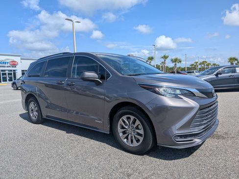 Used 2021 Toyota Sienna LE w/ LE Plus Package AWD/4WD image 2