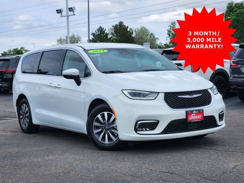 Used 2023 Chrysler Pacifica Touring-L FWD image 1