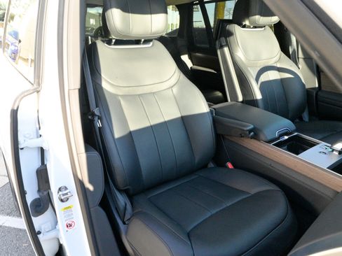 Used 2025 Land Rover Range Rover Long Wheelbase Autobiography image 54