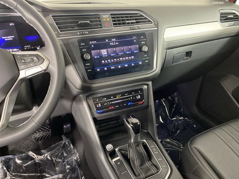 Used 2022 Volkswagen Tiguan SE image 28