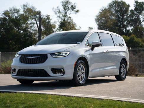Used 2023 Chrysler Pacifica Touring-L FWD image 3