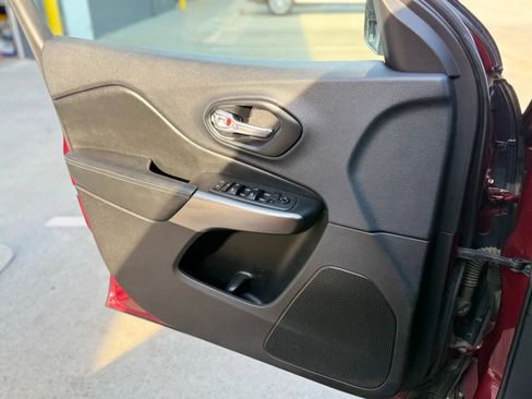 Used 2019 Jeep Cherokee Latitude w/ Popular Appearance Group AWD/4WD image 12