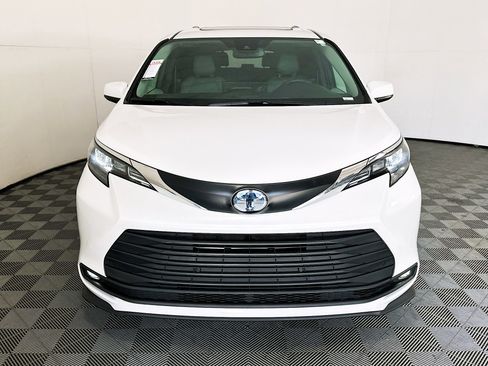 Used 2025 Toyota Sienna XLE FWD image 8