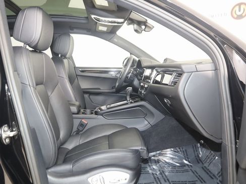 Used 2025 Porsche Macan image 13