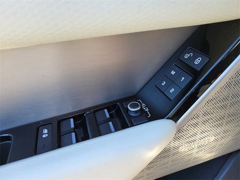Used 2018 Land Rover Range Rover Velar R-Dynamic SE image 22