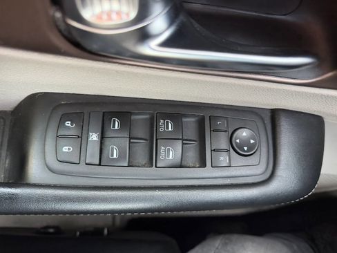 Used 2022 Chrysler Voyager LX FWD image 23