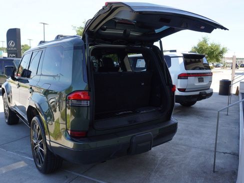 Used 2025 Lexus GX 550 w/ Accessory Package (2T) AWD/4WD image 41