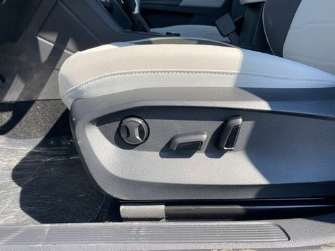 New 2025 Volkswagen Taos SE image 25