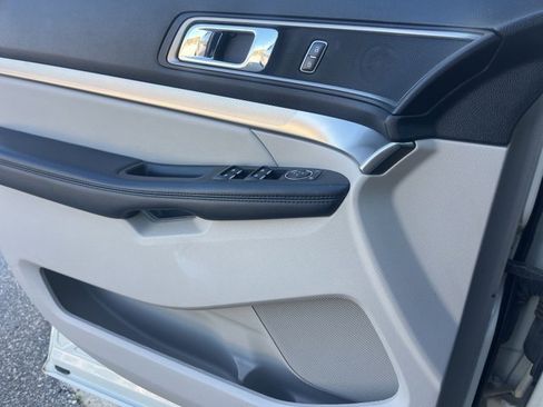 Used 2018 Ford Explorer XLT w/ Equipment Group 202A image 6
