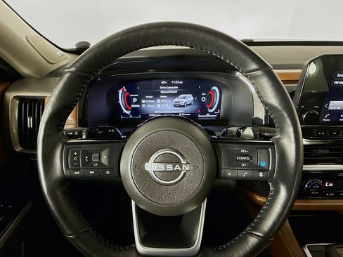 Used 2024 Nissan Pathfinder Platinum image 11