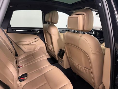 Certified 2023 Porsche Macan image 17