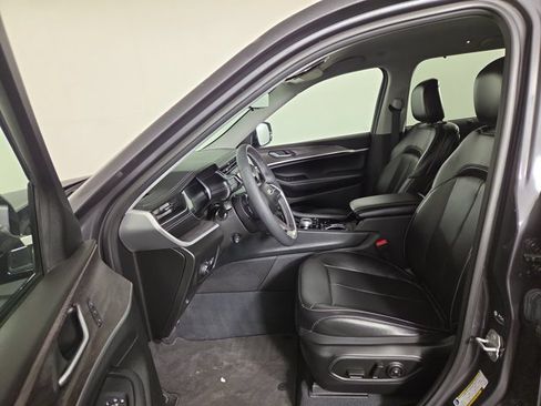 Used 2023 Jeep Grand Cherokee Limited w/ Luxury Tech Group II AWD/4WD image 13