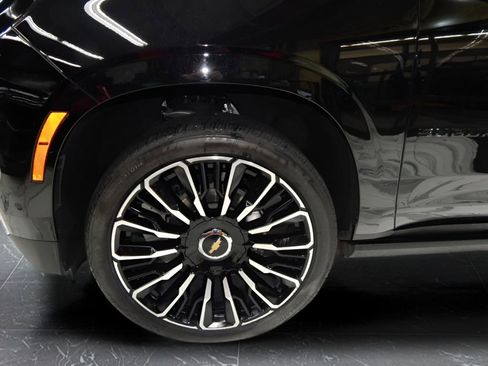 Used 2025 Chevrolet Suburban High Country image 12