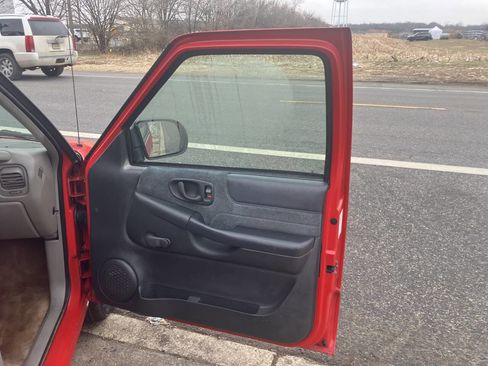 Used 2000 Chevrolet S10 Pickup LS w/ Preferred Equipment Group image 22