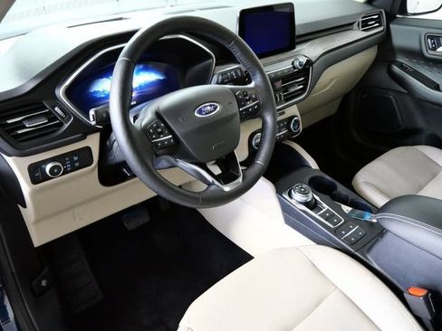 Certified 2020 Ford Escape Titanium w/ Titanium Premium Package 2.0 AWD/4WD image 3