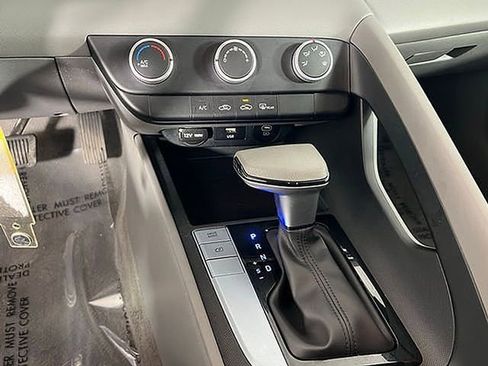 Used 2025 Hyundai Elantra SE image 24