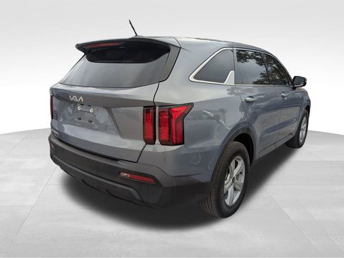 Used 2023 Kia Sorento LX image 2