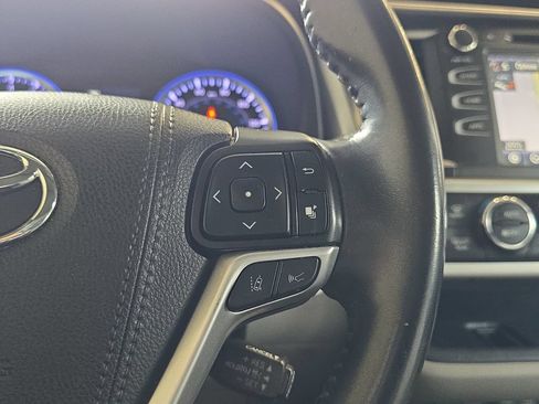 Used 2019 Toyota Highlander XLE w/ Carpet Mat Package (TMS) AWD/4WD image 21