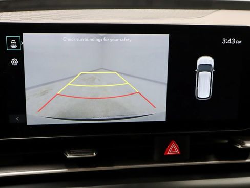 Used 2025 Kia Carnival FWD image 2