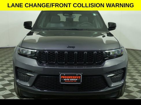 Used 2023 Jeep Grand Cherokee Altitude AWD/4WD image 12